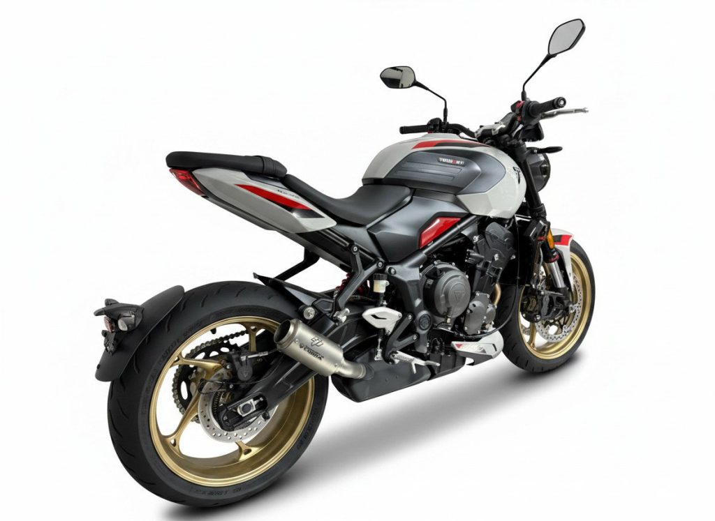 Triumph Trident 800 mit SPEEDPRO COBRA SP1-R Slip-On, Studioaufnahme – kürzere Version